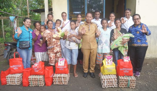 
					Wabup Kepulauan Yapen Roi Palunga bersama tim serahkan bantuan Program GENTING kepada keluarga berisiko stunting. (KabarPapua.co/Ainun Faathirjal)
