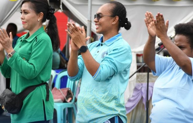 
					Ketua TP- PKK Provinsi Papua Tengah Nurhaidah Meki Nawipa sat olahraga bersama pada momen Hari Kartini. Foto: IGprovpapuatengah