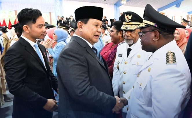 
					Presiden Prabowo didampingi Wakil Presiden Gibran Rakabuming memberikan ucapan selamat kepada Gubernur dan Wakil Gubernur Papua Tengah, Meki Nawipa-Deinas Geley usai pelantikan. Foto:IGprovpapuatengah