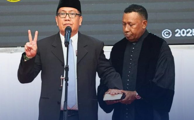 
					Gubernur Papua Tengah, Meki Nawipa melantik dr. Silwanus Soemoele  sebagai Penjabat (Pj) Sekretaris Daerah (Sekda) Papua Tengah. Foto: IGprovpapuatengah
