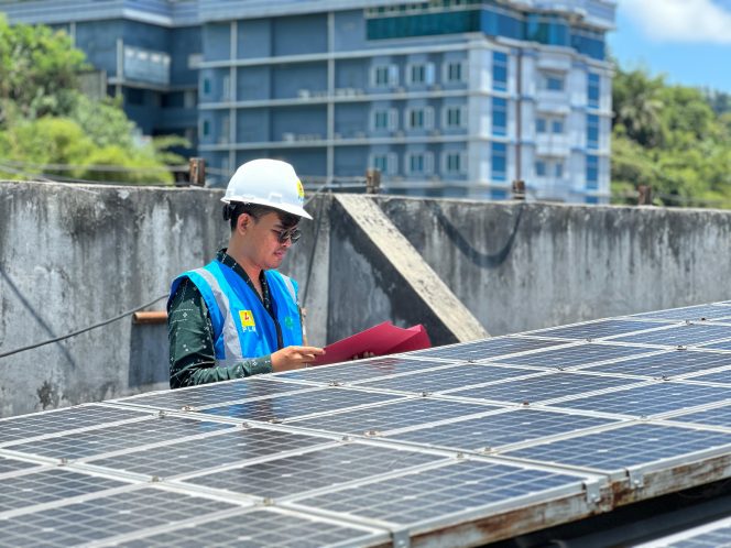 
					Ilustrasi pegawai PLN sedang melakukan inspeksi panel surya PLTS. Foto: PLN Papua 