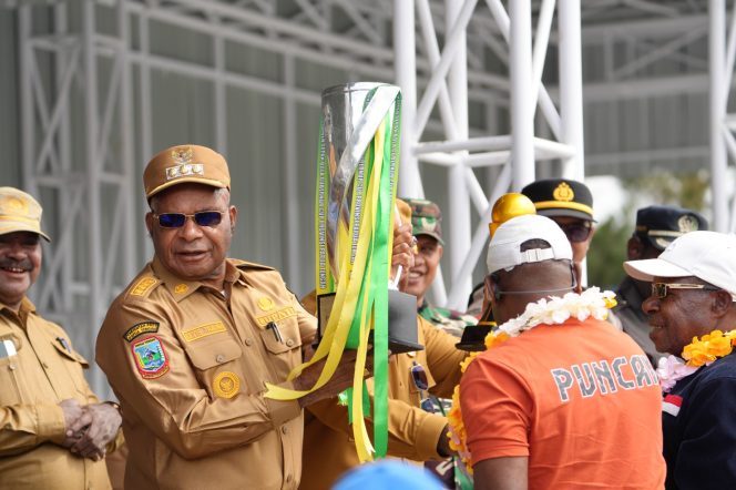 
					Bupati Puncak Elvis Tabuni bersama Forkopimda menyambut langsung skuad muda sang Juara Persipuncak Cartensz. Foto: Diskominfo Puncak