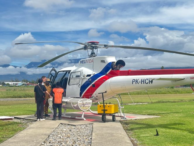 
					Helikopter yang digunakan Bupati Jayawijaya untuk melihat warga terdampak longsor . Foto: Agris Wistrijaya/KabarPapua.co