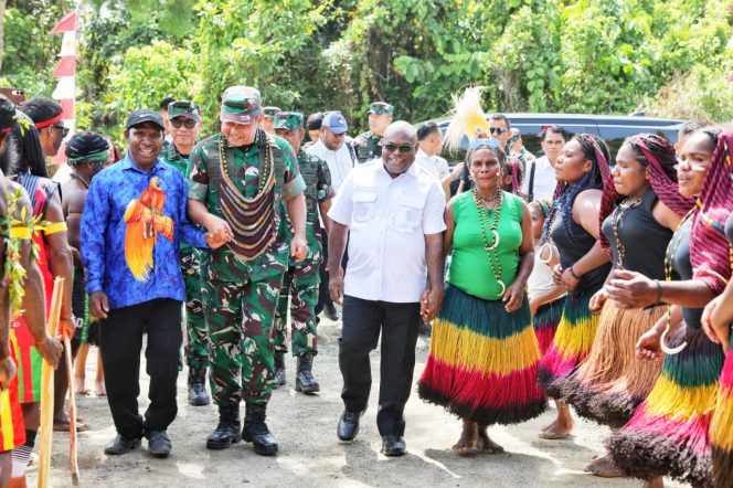 
					Gubernur Papua Tengah Apresiasi Program TNI AD Sentuh Langsung Kebutuhan Masyarakat