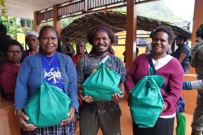
					Katrina Magal, warga kampung Opitawak bersama warga kampung di Dataran Tinggi Mimika lainnya menerima bingkisan bahan makanan dari rangkaian diakonia di Gereja Banti, Distrik Tembagapura. Foto: PTFI