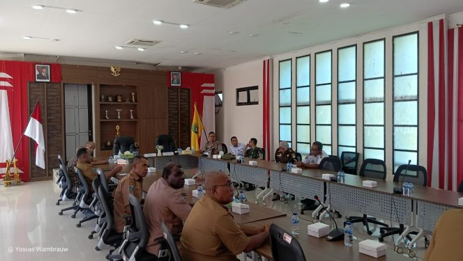 
					Rapat Pemkab Kaimana dalam momen nataru 2025. Foto: Yosias Wambrauw/Kabarpapua.co 