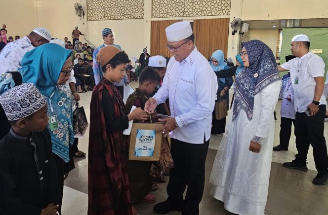 
					Penyerahan bingkisan sarung dan alat tulis kepada peserta khitanan massal. Foto: PLN Papua 