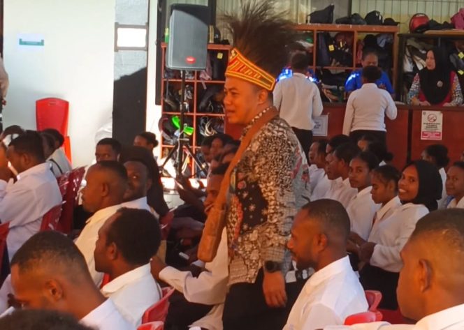 
					Kepala Kantor Regional XIV BKN Manokwari, Basuki Ari Wicaksono saat memantau langsung pelaksanaan seleksi CAT, Kamis 18 Desember 2025
Foto: Yosias Tambrauw/Kabarpapua.co