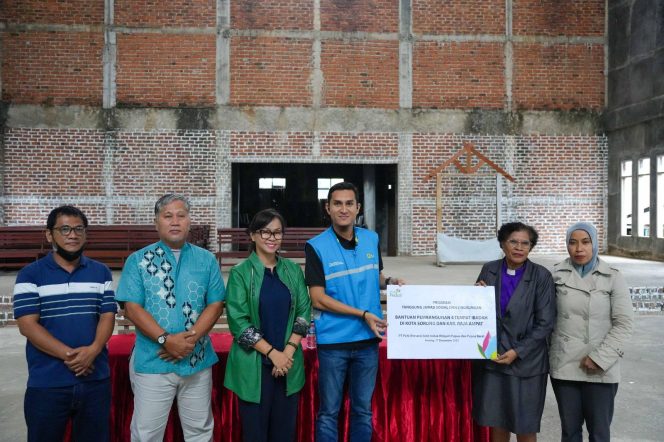 
					Manager PT PLN (Persero) UP3 Sorong, Deni Muhammad Abrar (tengah, rompi biru), bersama Anggota Komisi VI DPR RI, Faujia Helga Br. Tampubolon (ketiga dari kiri), menyerahkan bantuan TJSL pembangunan 4 rumah ibadah secara simbolis kepada perwakilan pengurus di Kota Sorong. Foto: PLN Papua 