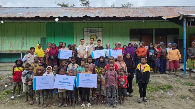 
					Komunitas muslim di Lembah Baliem yang mendapatkan bantuan dari YBM PLN. Foto:PLN Papua
