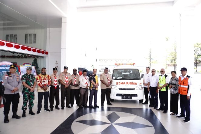 
					Penyerahan mobil ambulans dari PT Trigana Air kepada Pemkab Jayawijaya. Foto: Pemkab Jayawijaya