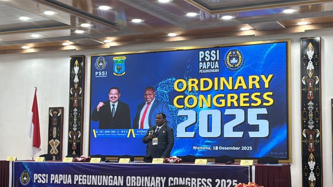 
					Bupati Jayawijaya, Atenius Murip membuka Kongres Biasa PSSI Papua Pegunungan 2025 pada Kamis, 18 Desember 2025 di   Aula Yudha, Wamena.  Foto: Agris Wistrijaya/KabarPapua.co