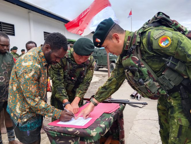 
					Ikrar serian kepada NKRI dari mantan OPM di Sinak, Kabupaten Puncak, Papua Tengah. Foto: Sargas Habema 