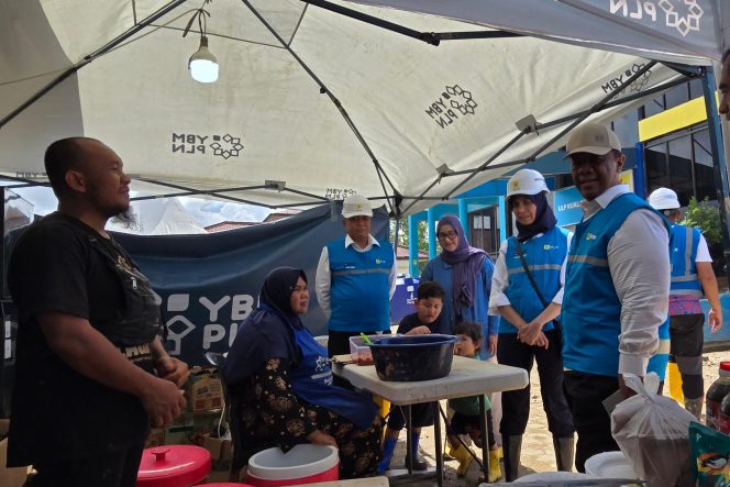 
					Komisaris Independen PLN, Yazid Fanani (ketiga dari kiri), bersama Direktur Legal dan Manajemen Human Capital PLN, Yusuf Didi Setiarto (kanan), dan Direktur Keuangan PLN, Sinthya Roesly (kedua dari kanan), dalam kegiatan bakti sosial di Aceh Tamiang pada Jumat (19/12), turut meninjau dapur umum di Kantor PLN Unit Layanan Pelanggan (ULP) Kuala Simpang untuk memastikan makanan bagi para pengungsi berkualitas baik. Foto:PLN 