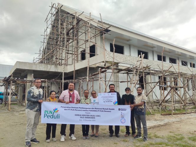 
					Pemberian Bantuan dari Perwakilan Perokris PLN UP3 Biak kepada Ketua Jemaat Gereja Kristen Injili (GKI) di Tanah Papua Jemaat Silo Ambroben, Melkias L. Berhitu. Foto: PLN Papua 