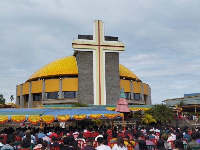 
					Ribuan umat Kristiani di Tanah Papua  ibadah perayaan Natal dengan khidmat dan penuh sukacita. Dukungan pasokan listrik yang andal dari PLN memastikan seluruh rangkaian ibadah di gereja-gereja dapat berjalan dengan lancar dan terang benderang. Foto:,PLN Papua