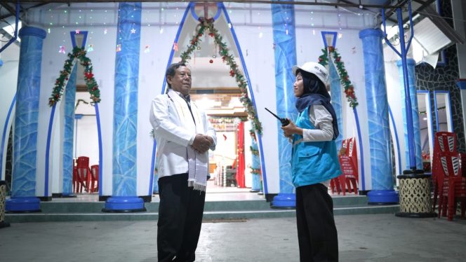 
					Erine (25) petugas PLN di Nabire yang menjaga keandalan listrik selama perayaan Natal. Foto: PLN Papua 