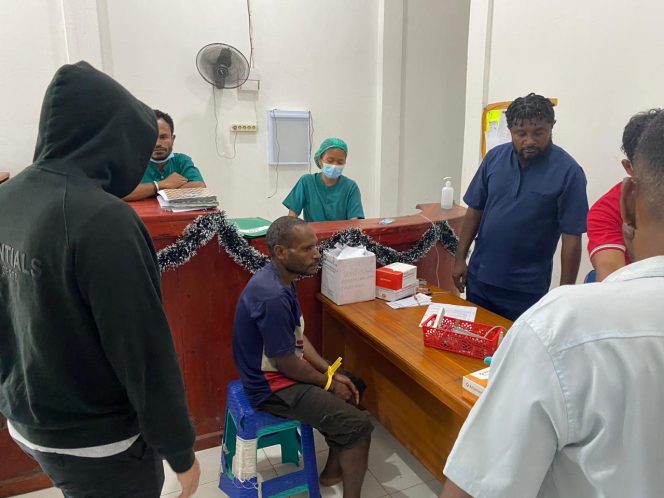 
					Terduga pelaku pembunuhan guru di Yahukimo (kaos biru) saat menjalani pemeriksaan di RSUD   Yahuimo. Foto: Humas Polda Papua 