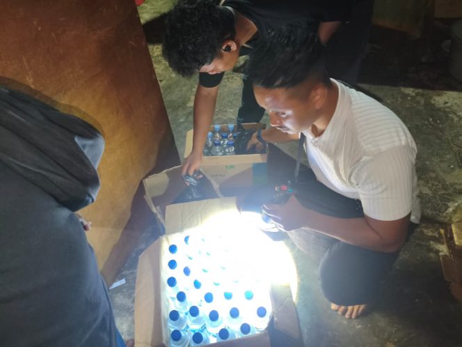 
					Temuan Sopi, minuman keras lokal hasil razia Polres Merauke. Foto: HJumas Polda Papua.