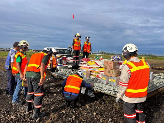 
					Total 90 Ton barang-barang yang diangkut menggunakan helikopter PTFI dari Bandara Mozes Kilangin Timika menuju Kampung Jagamin, Ainggogin (Aroanop), dan Beane– Dolil (Tsinga) untuk masyarakat tiga kampung. Foto: PTFI
