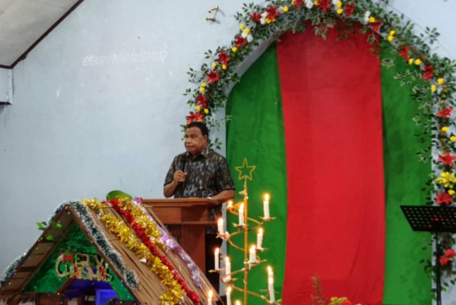 
					Bupati Kepulauan Yapen, Benyamin Arisoy saat menghadiri natal bersama GKII Jemaat Mahanaim Serui. Foto: Ainun Faathirjal/KabarPapua.co