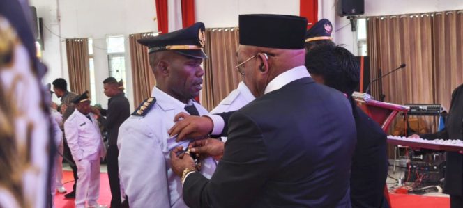 
					Bupati Puncak, Elvis Tabuni melantik 25 kepala distrik. Foto: Diskominfo Puncak