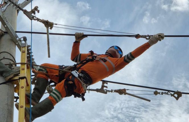 
					Pemulihan kelistrikan di Aceh. Foto:PLN 