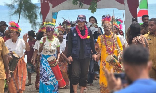 
					Tim surveyor kampung nelayan merah putih di Kepulauan Yapen. Foto: ist