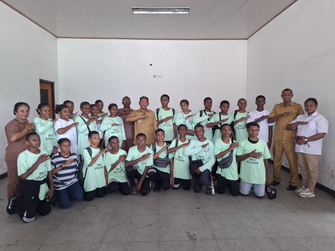 
					Wakil Bupati Kepulauan Yapen, Roi Palunga (tengah), bersama siswa-siswi Program Sekolah Rakyat asal Kabupaten Kepulauan Yapen usai pelepasan keberangkatan menuju Jayapura di Pelabuhan Domine Izak Samuel Kijne, Serui, Senin (5/1/2026). Foto: Humas Pemkab Yapen