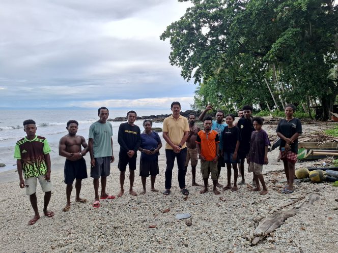 
					Anggota DPRK Kepulauan Yapen, Rian Hendrik  (tengah), berfoto bersama masyarakat Kampung Andei, Distrik Raimbawi, saat kunjungan kerja dan dialog langsung dengan warga. Foto: Ainun Faathirjal/KabarPapua