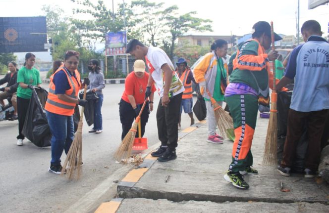 
					Suasana aksi bersih Kota Wamena dalam memperingati HUT ke-171 Pekabaran Injil di Tanah Papua. (KabarPapua.co/Agris Wistrijaya)