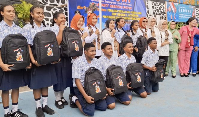 
					Penyerahan bantuan peralatan sekolah  dan bapok di SMPN 3 Jayapura. (KabarPapua.co/Imelda)
