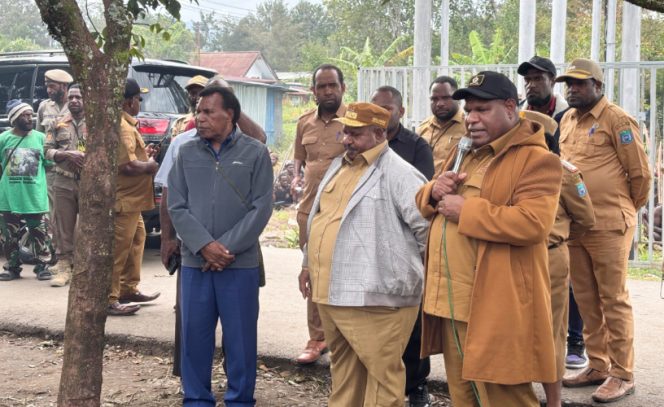 
					Bupati Jayawijaya Atenius Murip dan Wagub Papua Pegunungan Ones Pahabol saat bertemu masyarakat yang berkonflik. (KabarPapua.co/Agris Wistrijaya)