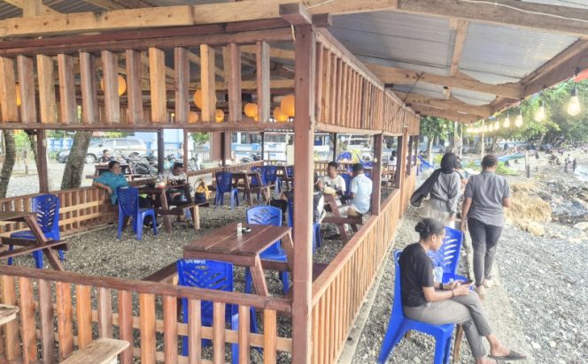
					Suasana Cafe Repot di Jalan Pertamina, Serui, kafe tepi pantai yang menjadi ruang nongkrong anak muda. (IST)
