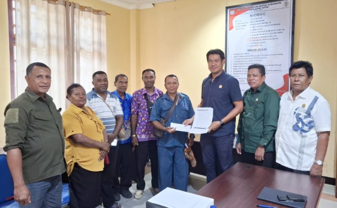 
					Wakil Ketua Komisi C, DPRK Kepulauan Yapen Rian Hendrik saat menerima perwakilan guru SD YPK Petrus Menawi yang menyampaikan aspirasi terkait belum dibayarkannya Tunjangan Khusus Guru Tahun 2025. (KabarPapua.co/Ainun Faathirjal) 