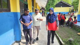 Waket II DPRK Kepulauan Yapen, Djorge Diamon Logianto meninjau langsung kondisi SMPN 1 Serui. (KabarPapua.co/Ainun Faathirjal)