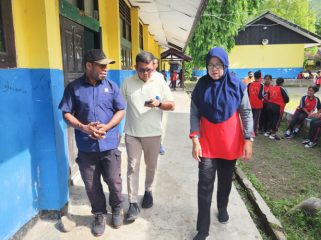 Waket II DPRK Kepulauan Yapen, Djorge Diamon Logianto meninjau langsung kondisi SMPN 1 Serui. (KabarPapua.co/Ainun Faathirjal)