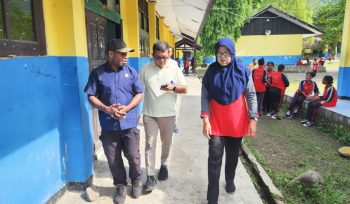 Waket II DPRK Kepulauan Yapen, Djorge Diamon Logianto meninjau langsung kondisi SMPN 1 Serui. (KabarPapua.co/Ainun Faathirjal)
