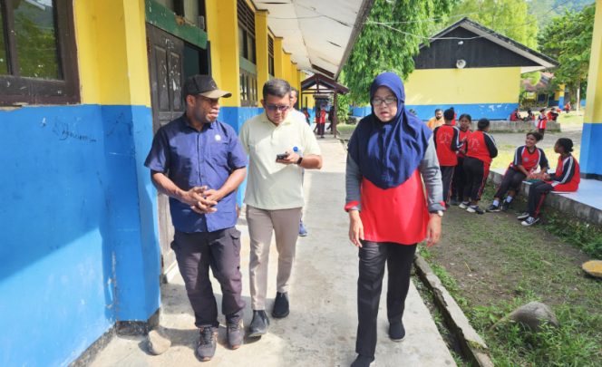 
					Waket II DPRK Kepulauan Yapen, Djorge Diamon Logianto meninjau langsung kondisi SMPN 1 Serui. (KabarPapua.co/Ainun Faathirjal)