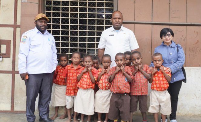
					Foto bersama usai pemberian bansos bagi anak-anak terlantar yang berada di bawah asuhan Yayasan Rumah Roti, Paniai. (KabarPapua.co/Agies Pranoto)