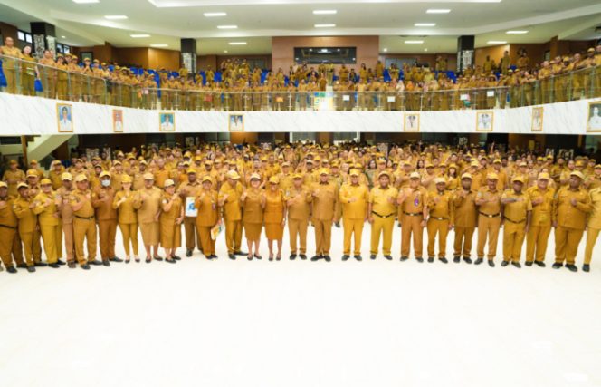
					Gubernur Papua dan Wakil Gubernur Papua berfoto bersama dengan para ASN di linkungan Pemprov Papua usai apel perdana. (Foto dok Pemprov Papua)