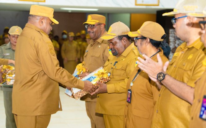 
					Saat Gubernur Papua Matius D. Fakhiri menyerahkan DPA kepada para pimpinan OPD di lingkungan Pemprov Papua. (Foto dok: Pemprov Papua)