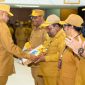 Saat Gubernur Papua Matius D. Fakhiri menyerahkan DPA kepada para pimpinan OPD di lingkungan Pemprov Papua. (Foto dok: Pemprov Papua)