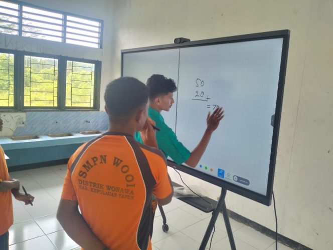 
					Praktik pembelajaran digital menggunakan Smart TV di SMP Negeri Wooi. Foto: SMPN Wooi Distrik Wonawa, Yapen.