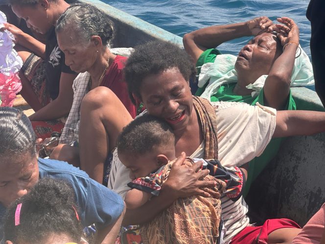 
					Keluarga korban kecelakaan speedboag di Tanjung Waindu Yapen saat mengikuti prosesi pemakaman laut. Foto: Humas Pemkab Yapen