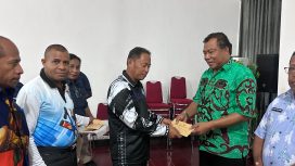 Penyerahan SK Pelaksana Tugas (Plt) kepada sejumlah pimpinan Organisasi Perangkat Daerah (OPD) pada Jumat 23 Januari 2026. Foto: Humas Pemkab Yapen. 