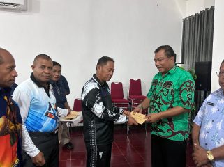 Penyerahan SK Pelaksana Tugas (Plt) kepada sejumlah pimpinan Organisasi Perangkat Daerah (OPD) pada Jumat 23 Januari 2026. Foto: Humas Pemkab Yapen. 