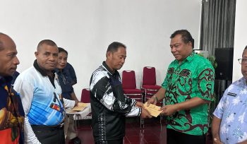 Penyerahan SK Pelaksana Tugas (Plt) kepada sejumlah pimpinan Organisasi Perangkat Daerah (OPD) pada Jumat 23 Januari 2026. Foto: Humas Pemkab Yapen. 