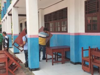 Penyerahan meja dan kursi di SD YPK Sion Mantembu. Foto: Humas Pemkab Yapen 