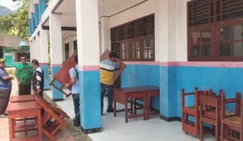 Penyerahan meja dan kursi di SD YPK Sion Mantembu. Foto: Humas Pemkab Yapen 